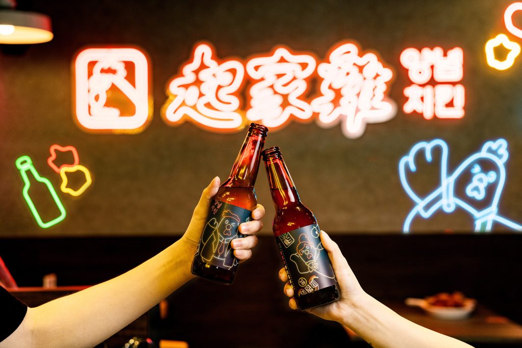 喜歡搞怪、充滿創意的酉鬼啤酒，跟韓式炸雞名店起家雞聯名，推出半半啤酒。