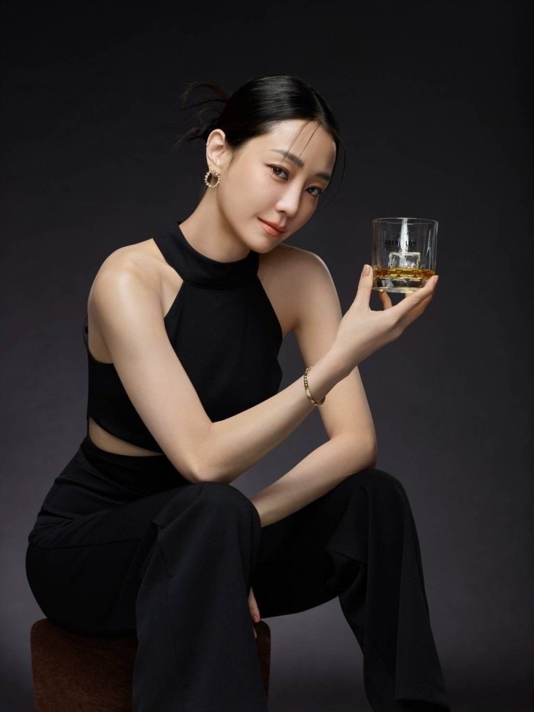 謝欣穎是台灣知名的電視、電影女演員，但也接了不少代言包括手遊，這次將代言威士忌熱愛的艾柏迪蘇格蘭單一麥芽威士忌。