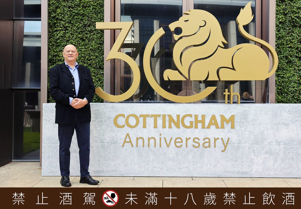 廷漢集團創辦人暨董事長Michael Cottingham與廷漢集團30周年精神雕像合照，象徵邁向下一個30年里程碑。