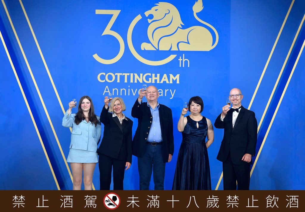 (左起)廷漢集團創辦人暨董事長Michael Cottingham的女兒Alexandra、妻子Rebecca、董事長Michael Cottingham、、廷漢執行長Steven Parker裴士誠舉杯慶賀「Cottingham 廷漢集團」30周年。