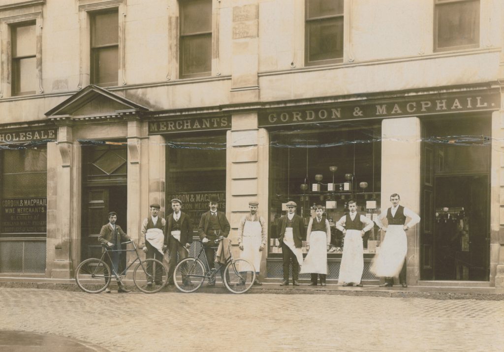 高登麥克菲爾家族自1895年即在埃爾金（Elgin）南街開店經營至今，該處一直是世界各地許多威士忌愛好者的朝聖之地。