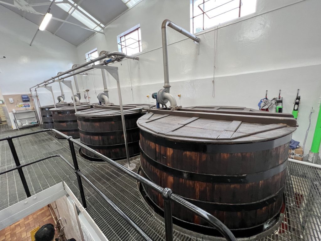 酒廠內部的四座木製發酵槽,容量比起其他酒廠看來也更袖珍許多,發酵時間3-5天,會投放兩種酵母,其中第二種酵母會產生蜂蜜味。