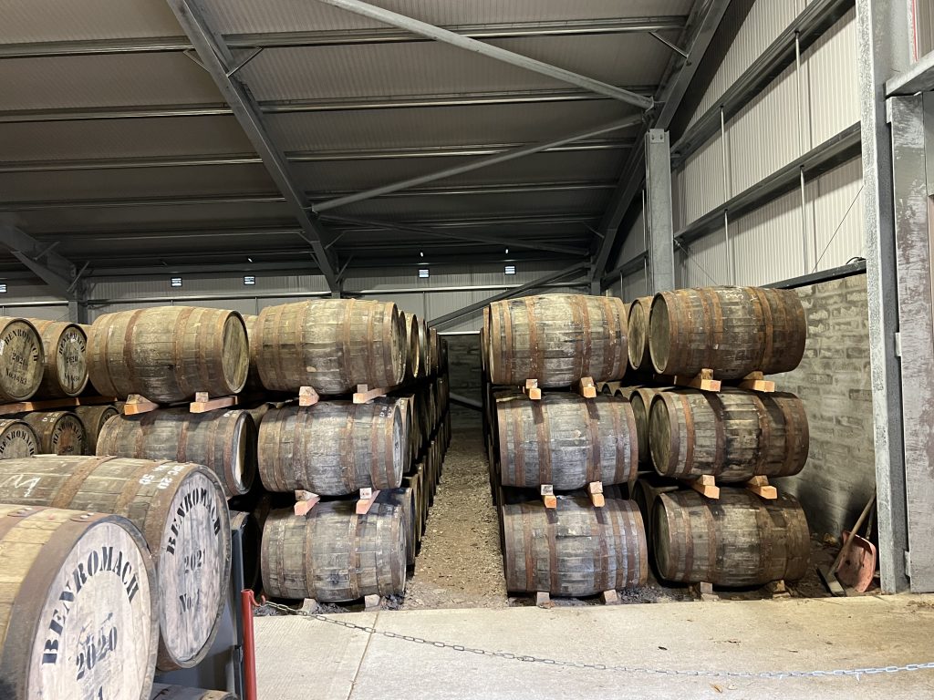 目前百樂門酒廠一共有七間倉庫，一間為Rack式，照片中這樣的傳統Dunage式有六間，總共窖藏約有195000個桶子。