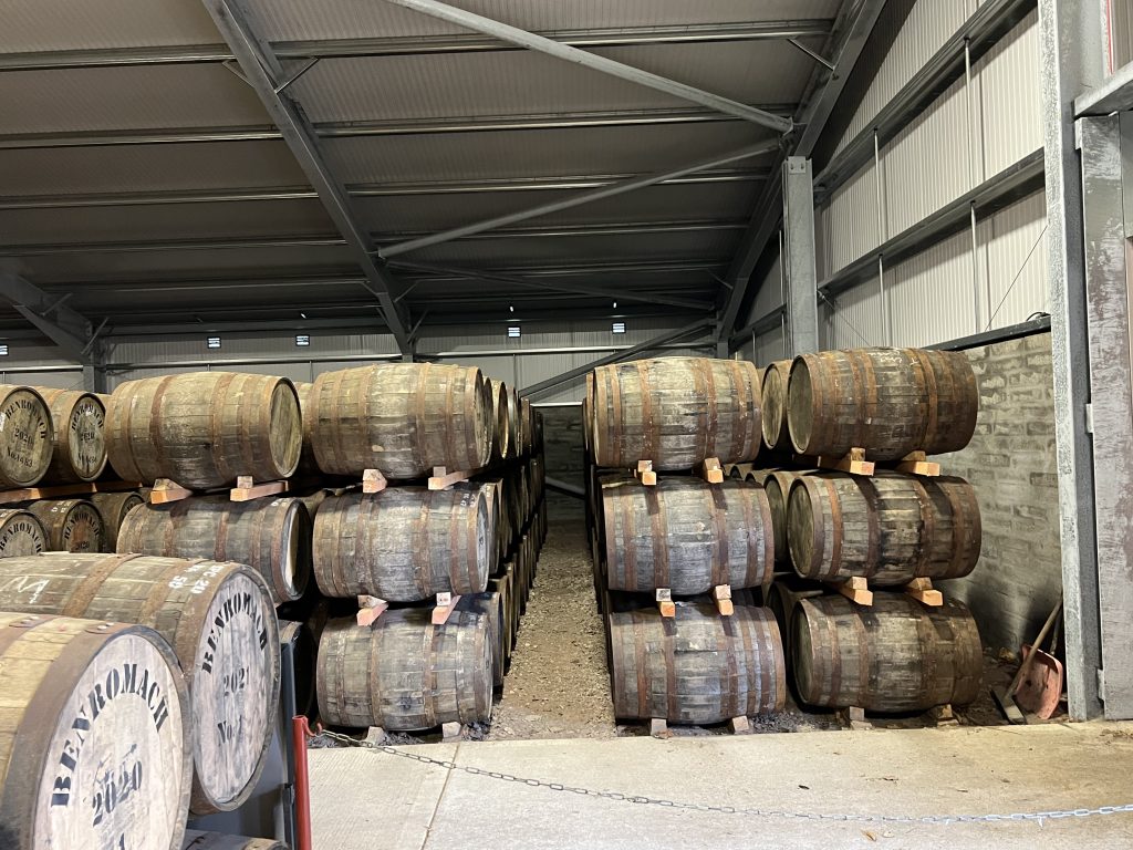目前百樂門酒廠一共有七間倉庫,一間為Rack式,照片中這樣的傳統Dunage式有六間,總共窖藏約有195000個桶子。