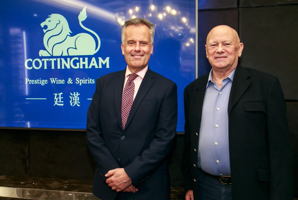 英國在台辦事處代表John Dennis（左）以及廷漢集團董事長 Michael Cottingham在廷漢的Prestige House開幕時合影。