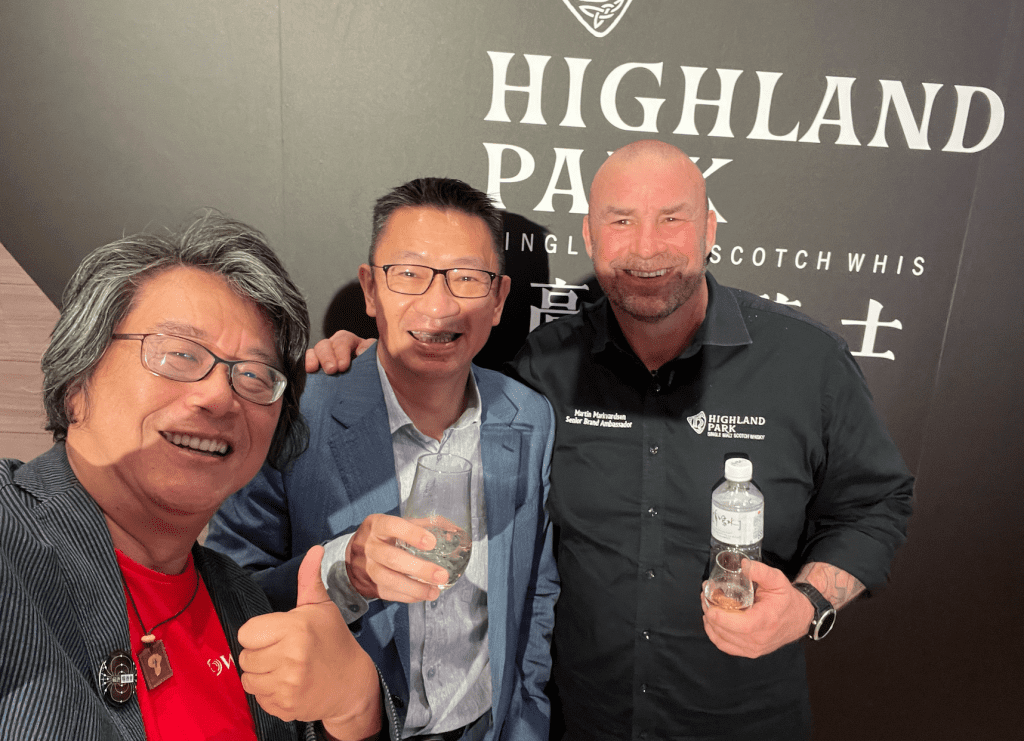 (圖03)三位老友相見歡,肯定要來一張自拍。(右起)Keeper高原騎士全球品牌大使馬汀、Master Keeper「台灣威士忌教父K大」姚和成、藏酒論壇執行長Otto。